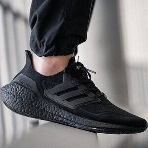 Adidas Ultraboost 21 Triple Black Big Kid sz 5/Fits like women sz 6